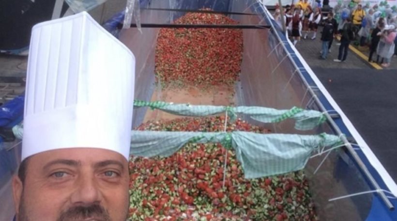 Ρωσία: Κρητικός σεφ έφτιαξε σαλάτα-γίγας για ρεκόρ Γκίνες (εικόνες, vid)